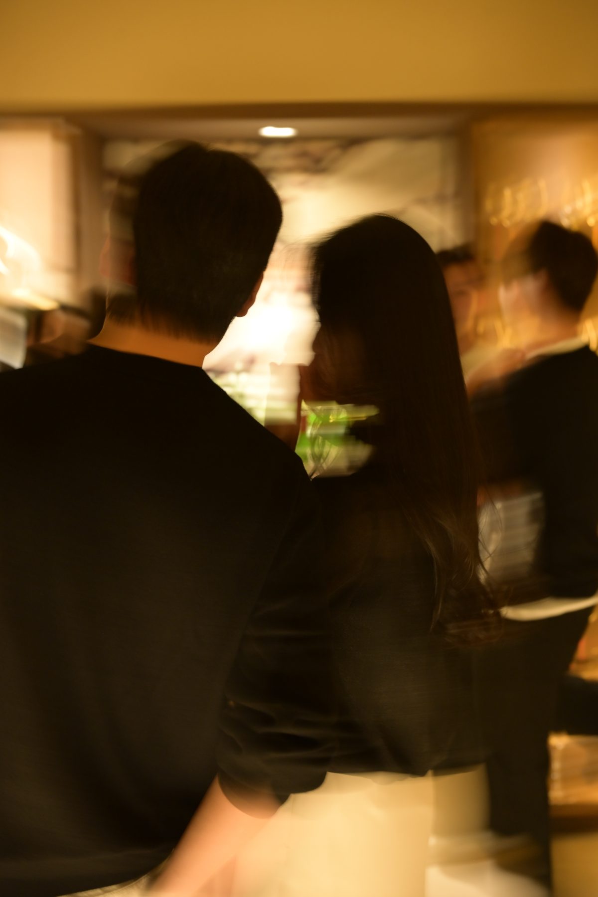함께 서 있는 게스트들의 뒷모습